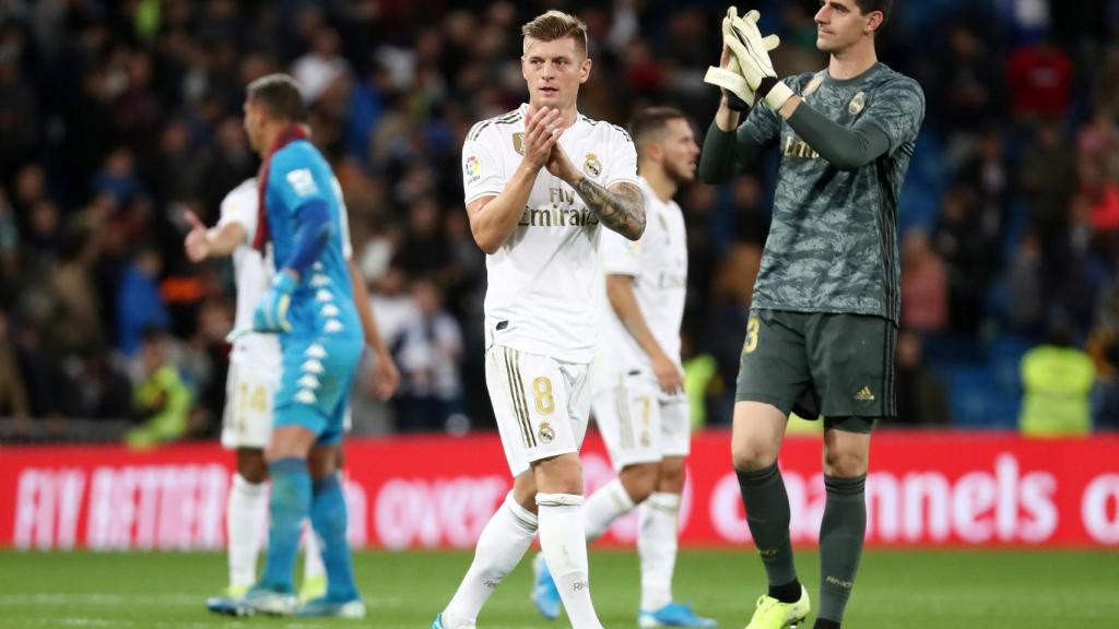 Kroos y Courtois saludan al Santiago Bernabéu tras el empate frente al Betis