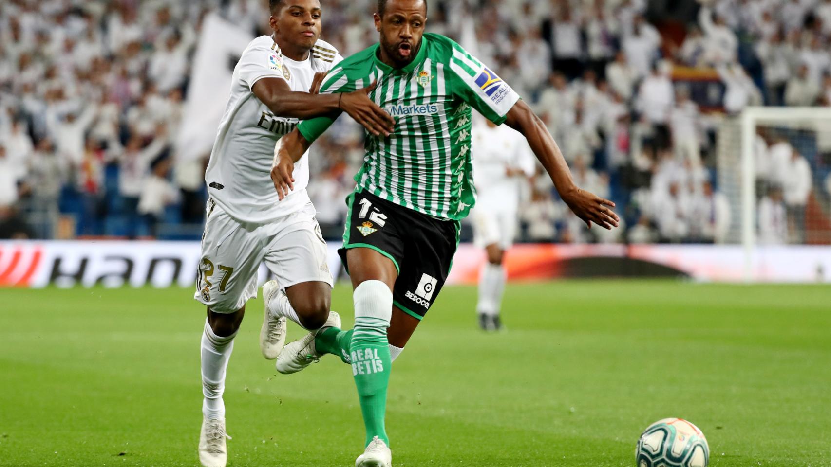 Rodrygo pelea en carrera con Sidnei