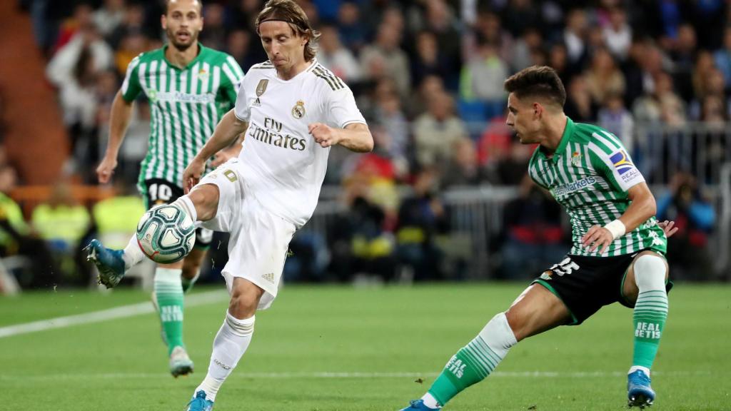 Luka Modric presionado por Alex Moreno