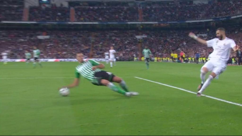 Mano de Feddal no pitada en el área del Betis