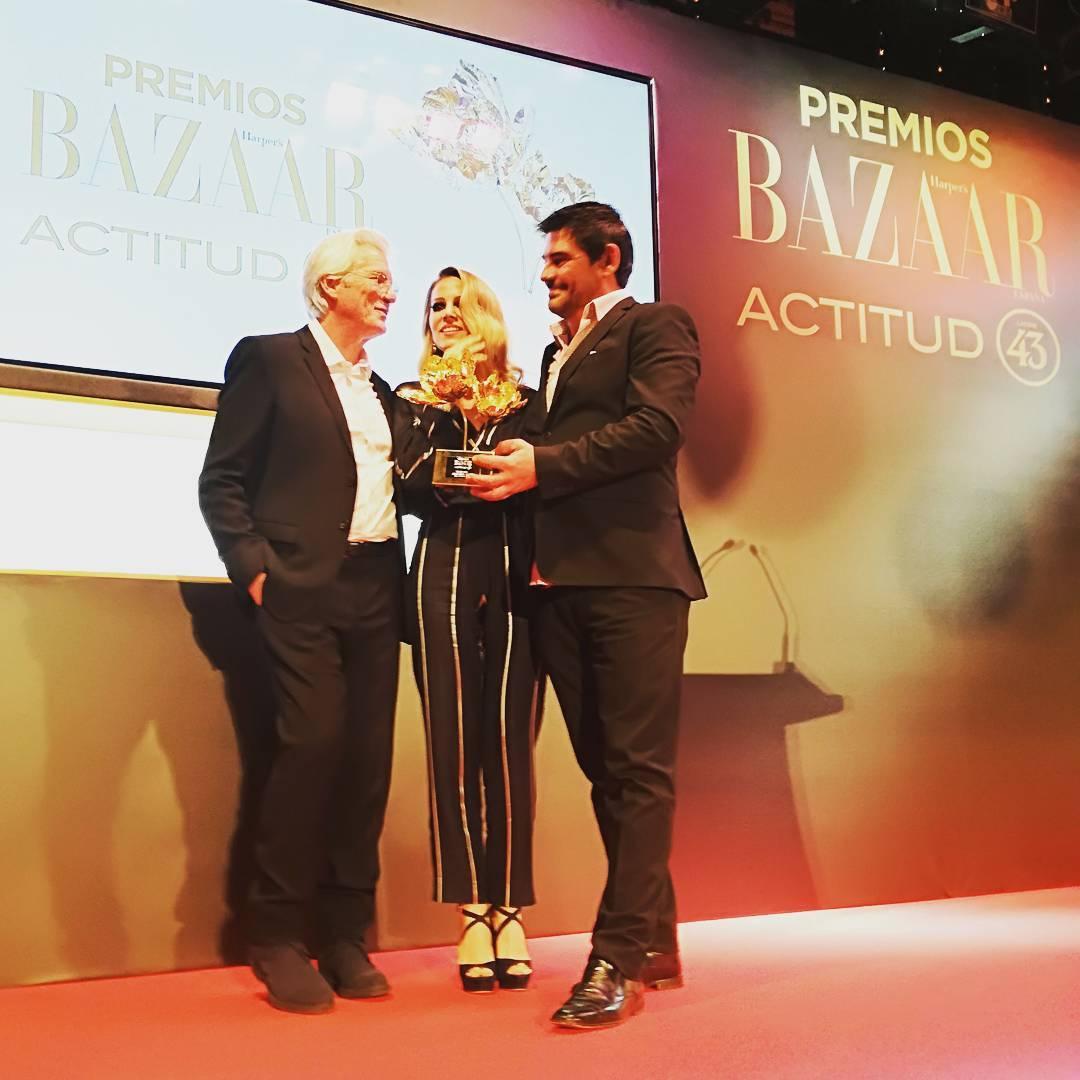 Richar Gere y Alejandra Silva recogiendo un premio a su labor solidaria en la Fundación Rais (@raisfundacion)