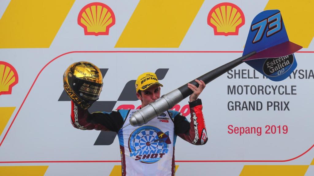 Álex Márquez celebra su campeonato del mundo en Malasia.
