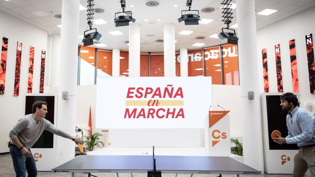 Rivera, durante el partido-reto de tenis de mesa.