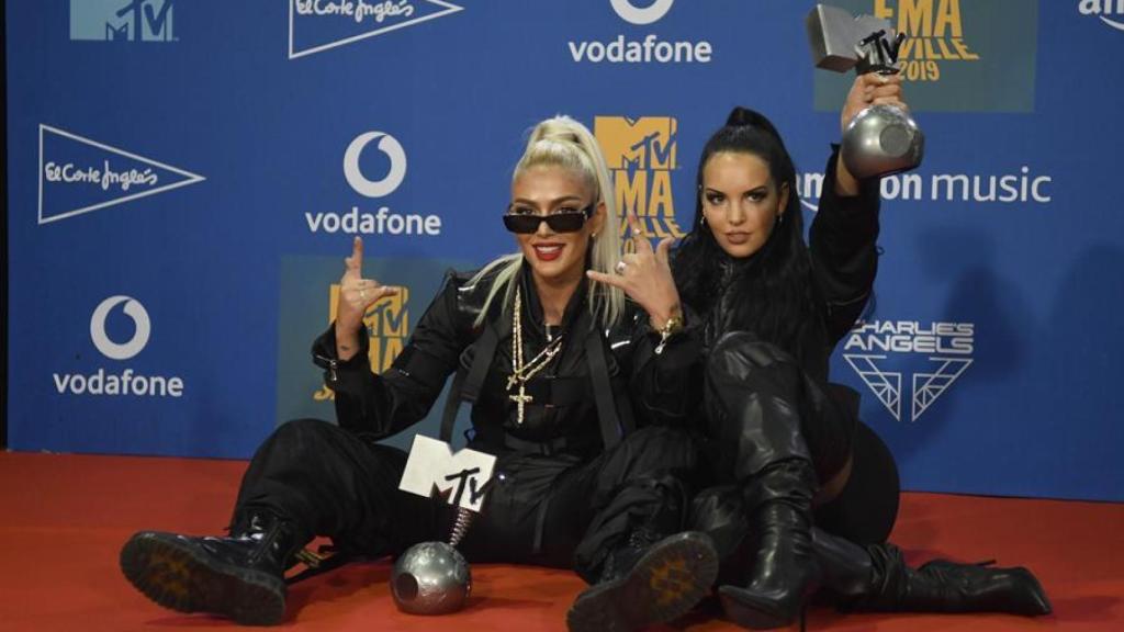 La rapera suiza Loredana (i) y la rapera alemana Juju posan con sus galardones.