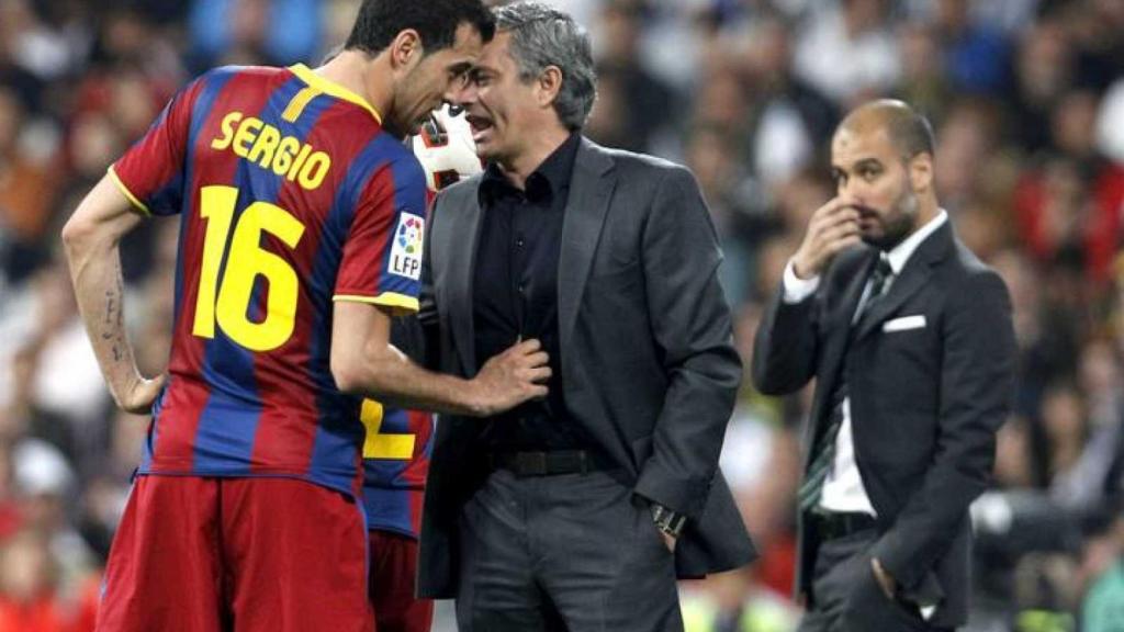 Busquets con Mourinho y Guardiola durante un Clásico de 2011.