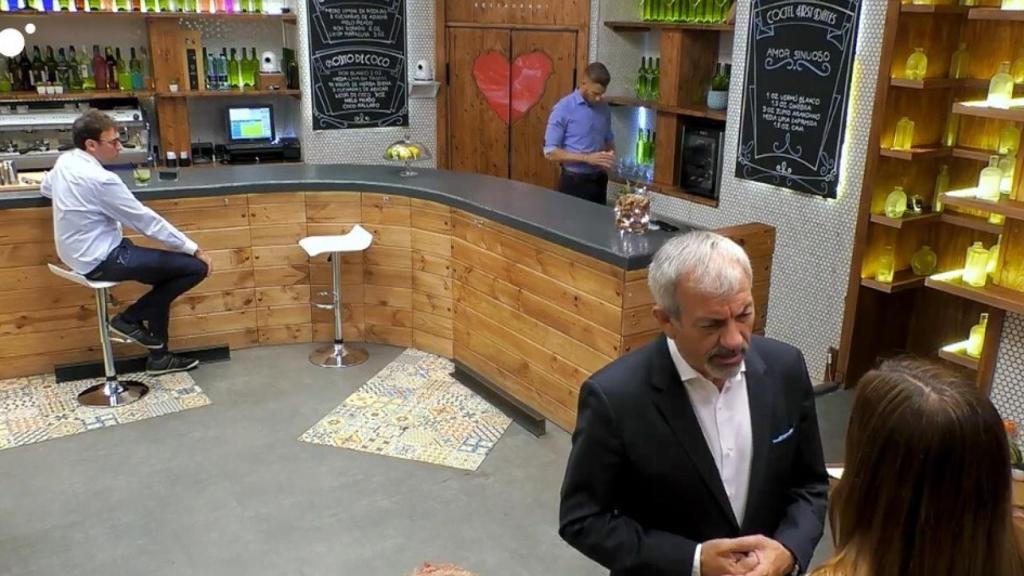 Carlos Sobera recibe a los participantes -la mayoría muy nerviosos-