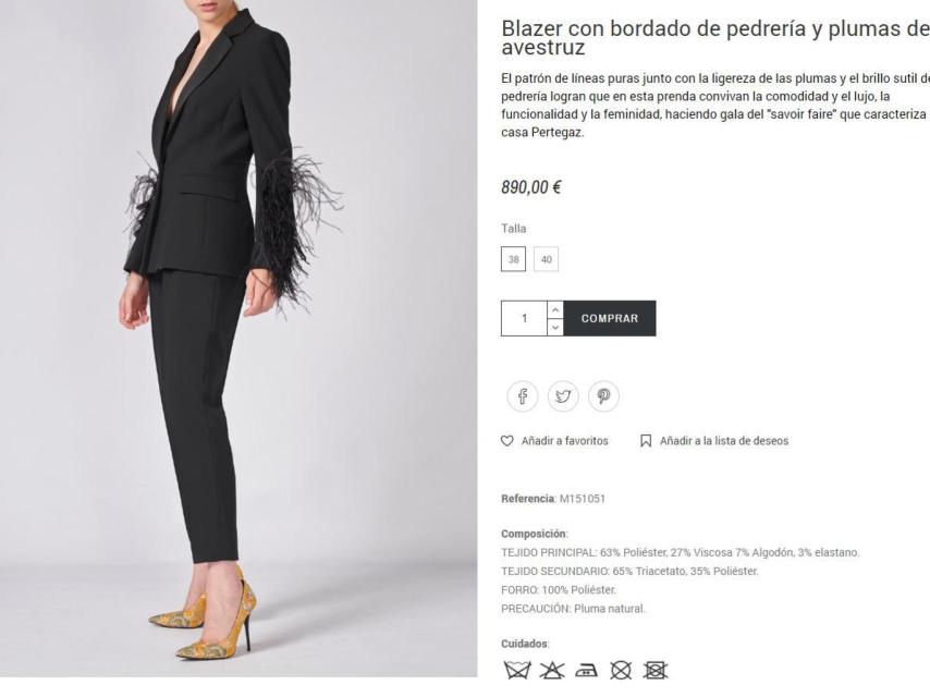 Modelo con el traje de chaqueta de dos piezas de Pertegaz.
