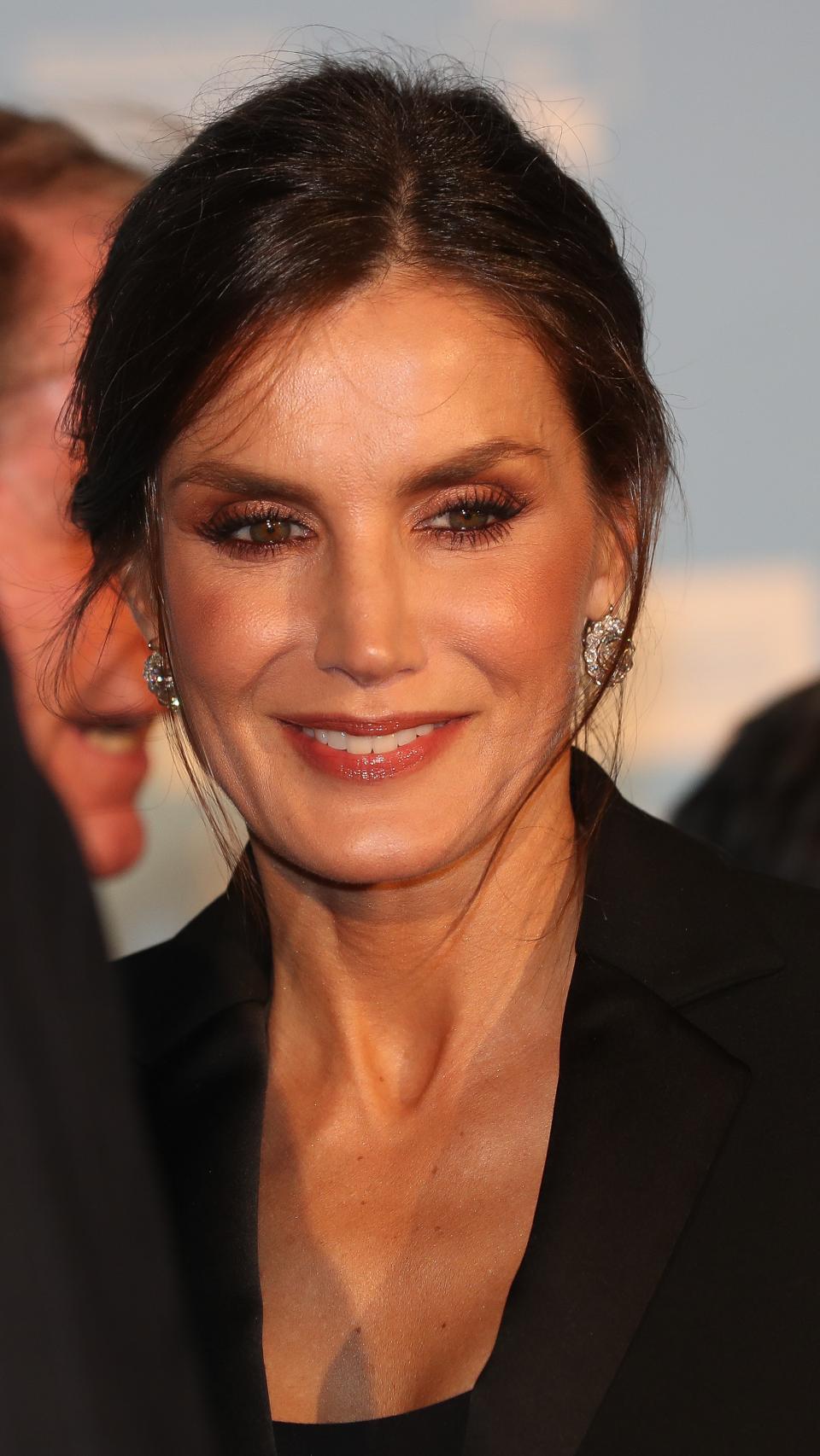 La reina Letizia con los pendientes de chatones pertenecientes al joyero de pasar.