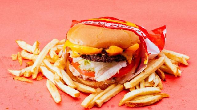 Hamburguesa y patatas fritas de comida rápida.