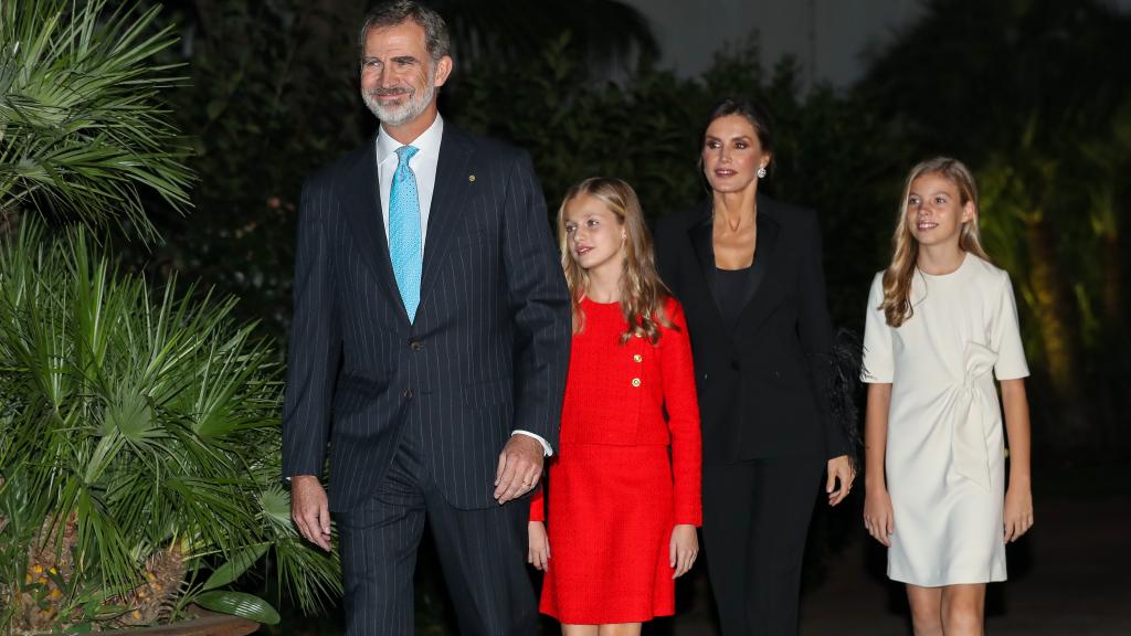 El rey Felipe, la rincesa Leonor, la reina Letizia y la infanta Sofía en Barcelona.