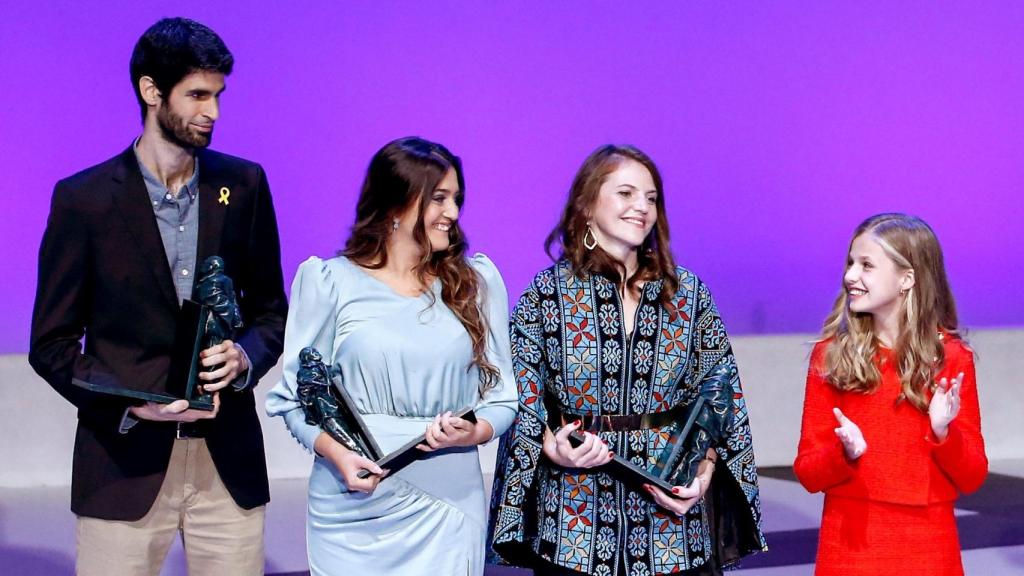 Xavier Ros Oton (izquierda), con doña Leonor y otros premiados en los Princesa de Girona.