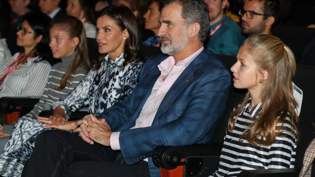 Los Reyes y sus hijas han asistido a una charla que ha llevado la periodista Julia Otero.