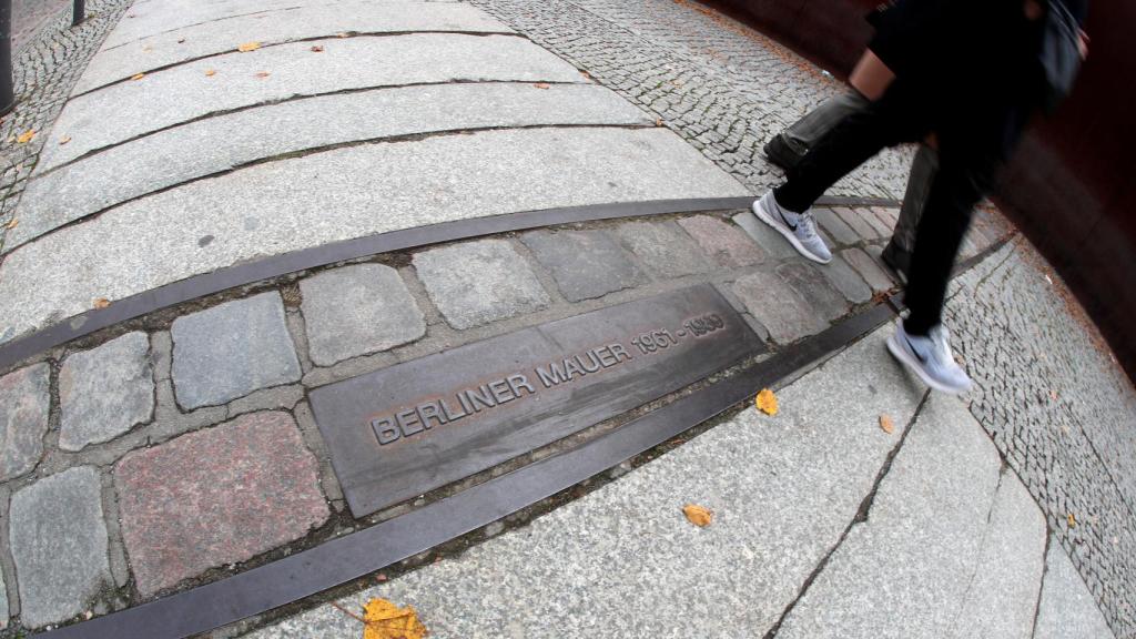 Un trozo del tren que iba por el muro en el Memorial en Bernauer Strasse.