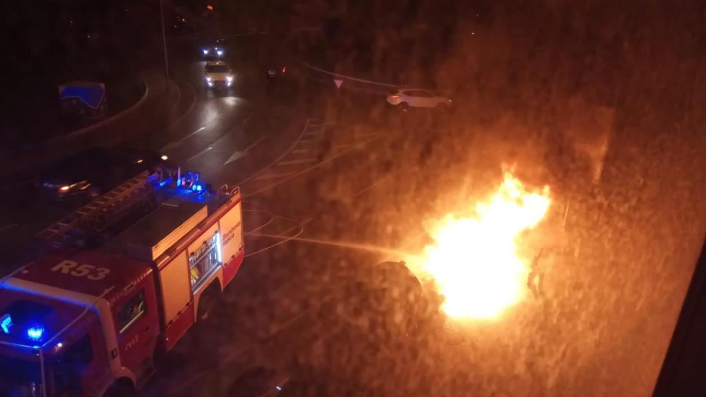 Imágenes de los contenedores quemados difundidas en redes sociales por los vecinos afectados.