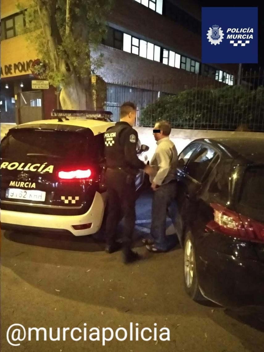 El jubilado detenido, conducido a la Comisaría de El Carmen.