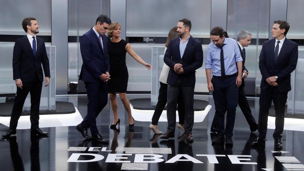 Los candidatos colocándose para la 'foto de familia' antes del inicio del debate.