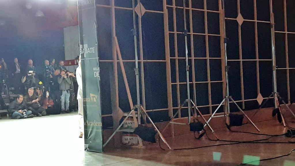 Los botes de pintura sujetando la tramoya del debate.