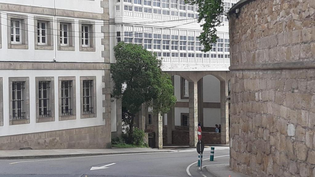 Quejas por la dirección única en la carretera del hospital Abente y Lago de A Coruña