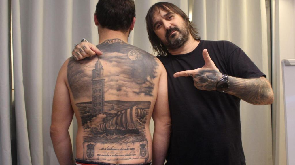 Falke señala el tatuaje que le hizo a Álvaro Fariñas.