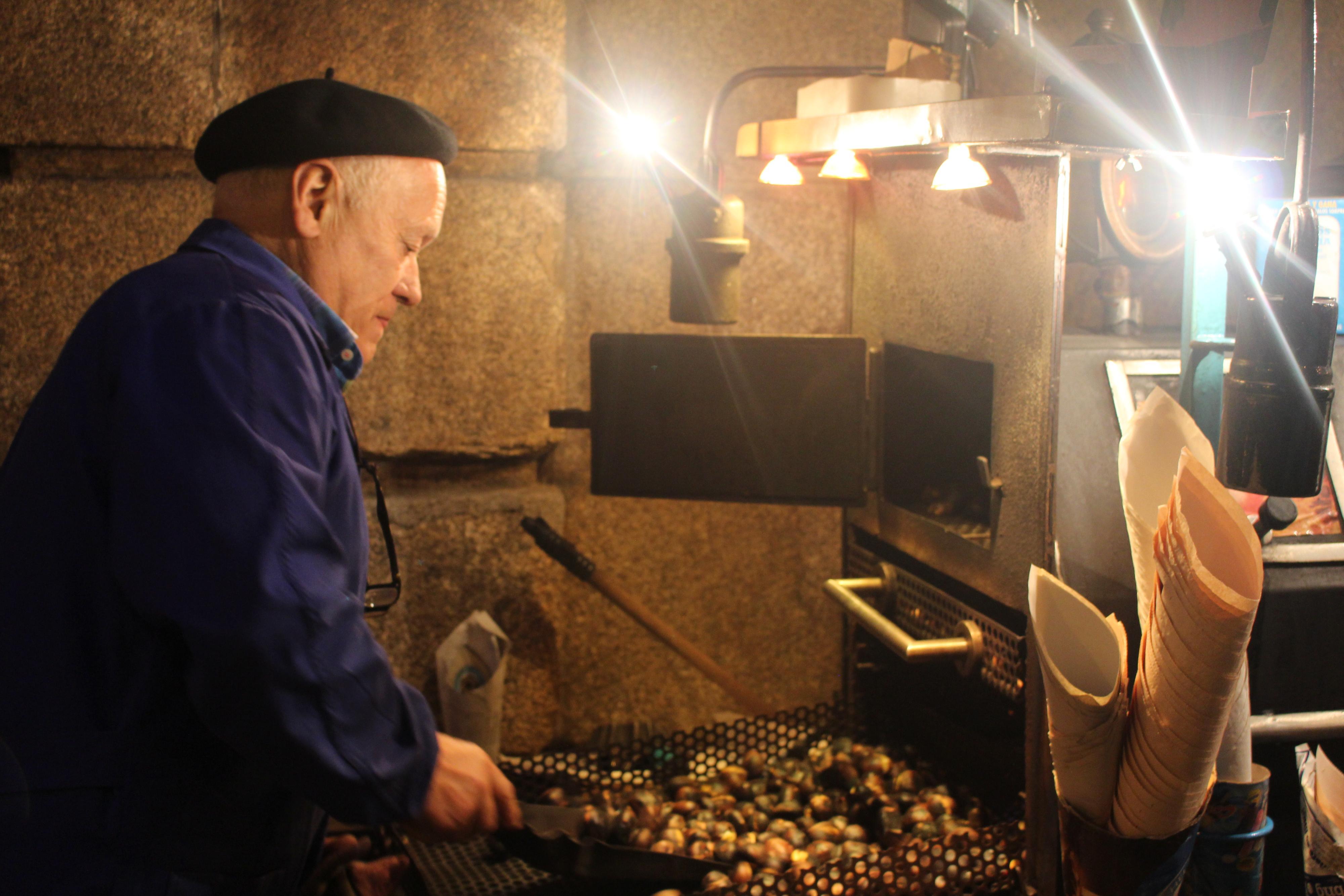 Leña, cucuruchos y castañas, la materia prima del negocio (AN)