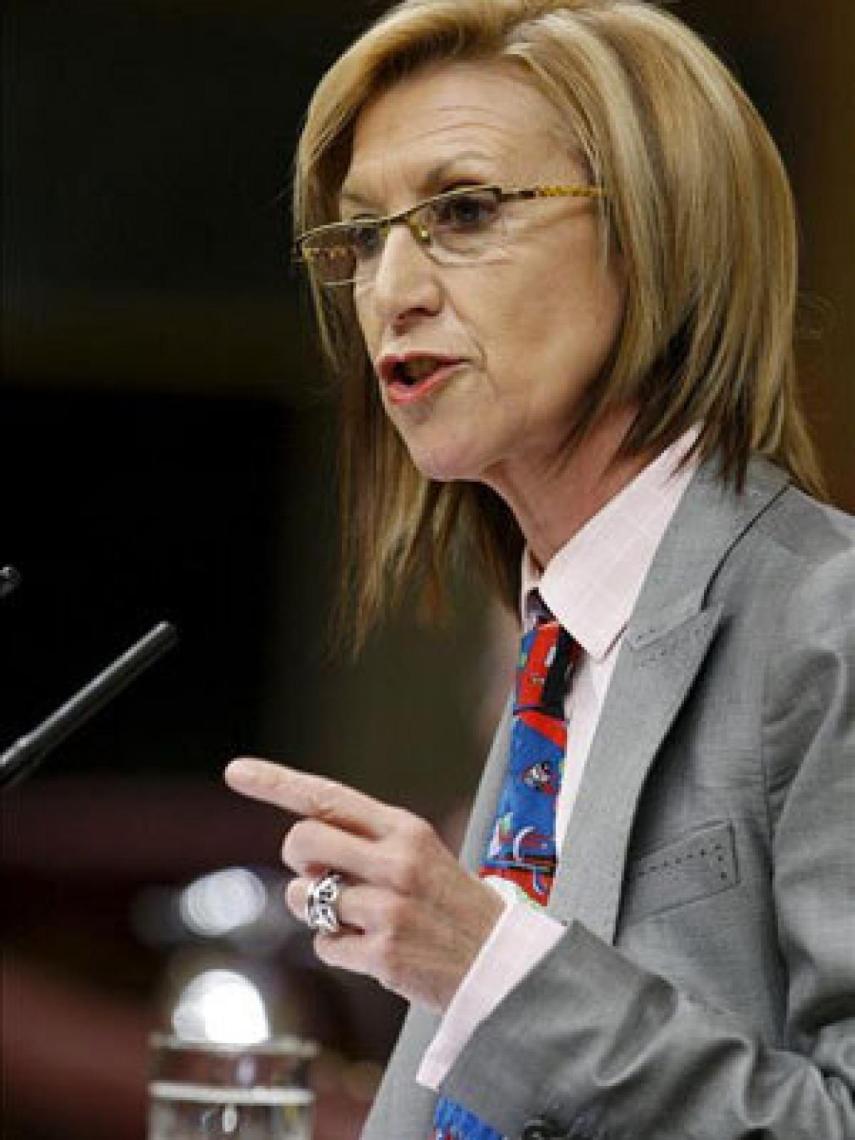 Rosa Díez con traje de chaqueta gris y corbata estampada.