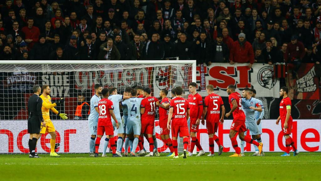 La tangana al final del partido entre el Leverkusen y el Atlético