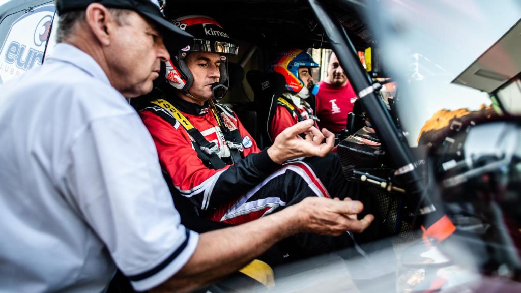 Fernando Alonso junto a Marc Coma en el Ula-Neom Rally