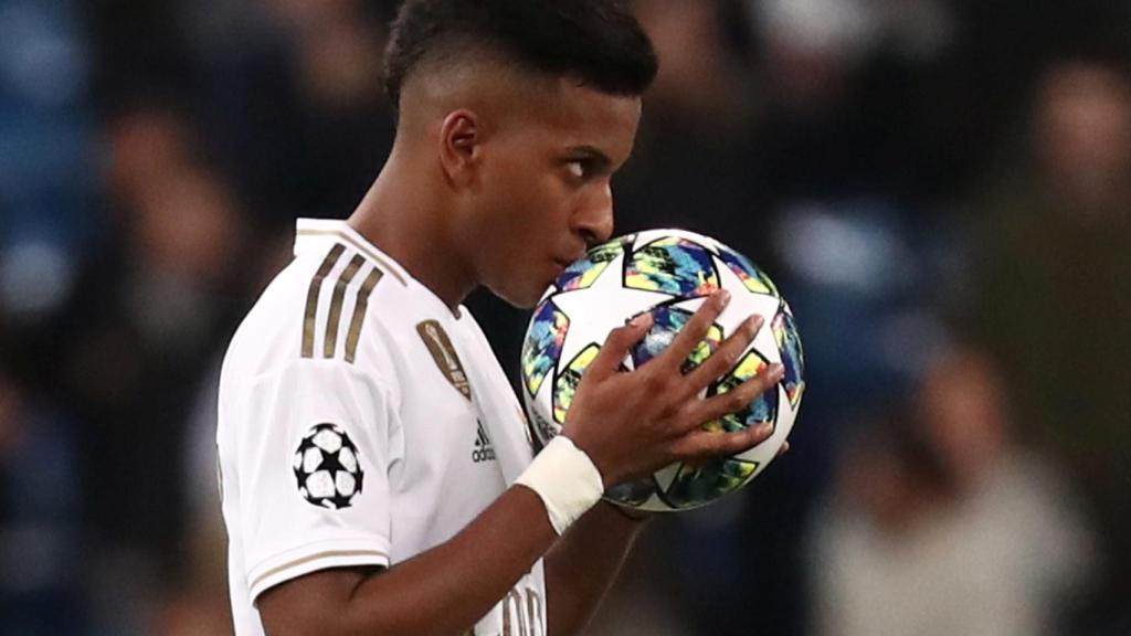 Rodrygo Goes se lleva el balón tras su hat-trick al Galatasaray