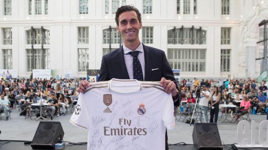 Álvaro Arbeloa posa con la camiseta del Real Madrid
