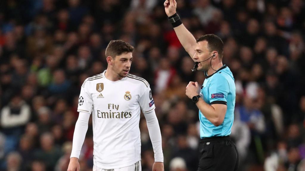 Fede Valverde ve la tarjeta amarilla ante el Galatasaray