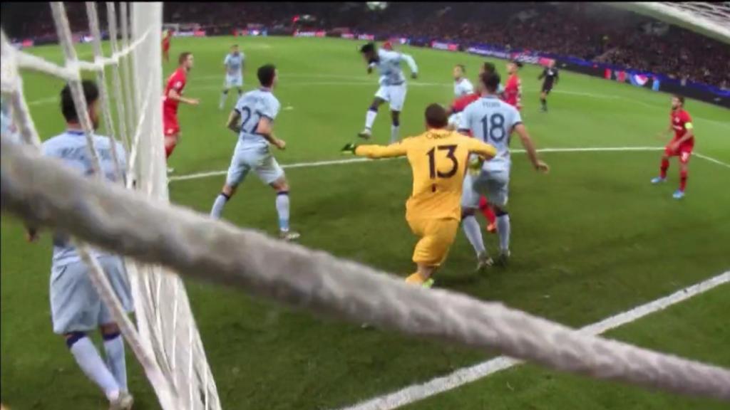 Thomas marca en su propia portería ante el Bayer Leverkusen