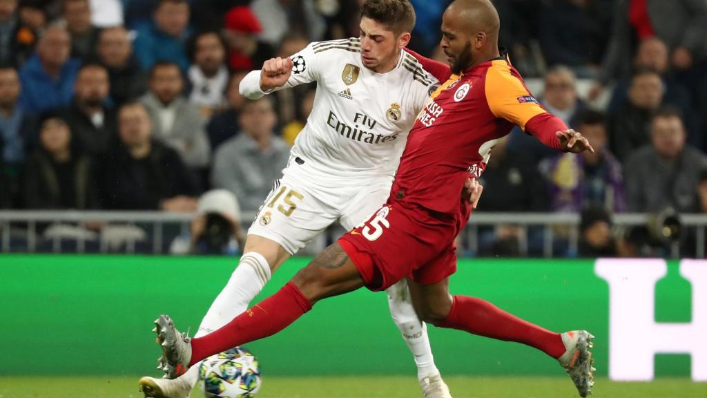 Marcao intenta robar el balón a Fede Valverde