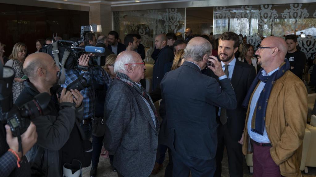 Pablo Casado durante su encuentro con profesionales sanitarios en Santander.