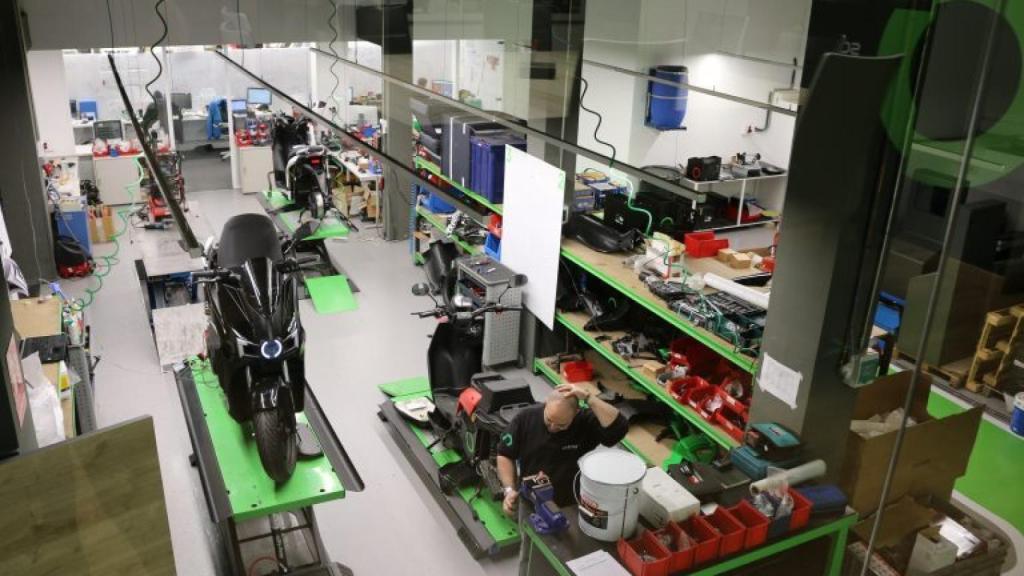 Más de 120 trabajadores desarrollan la actual S01 en la fábrica Silence de Barcelona.