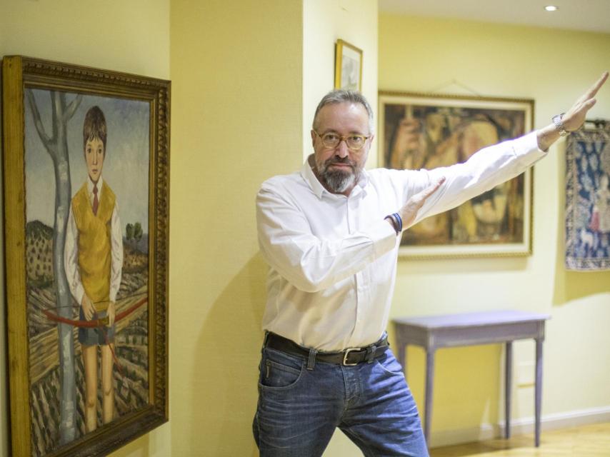 Girauta fue retratado con un arco cuando era niño... ahora lo celebra haciendo el arquero.