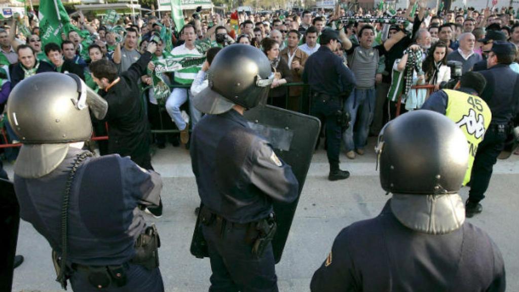 Agentes de la UIP de la Policía Nacional en un partido del Betis.