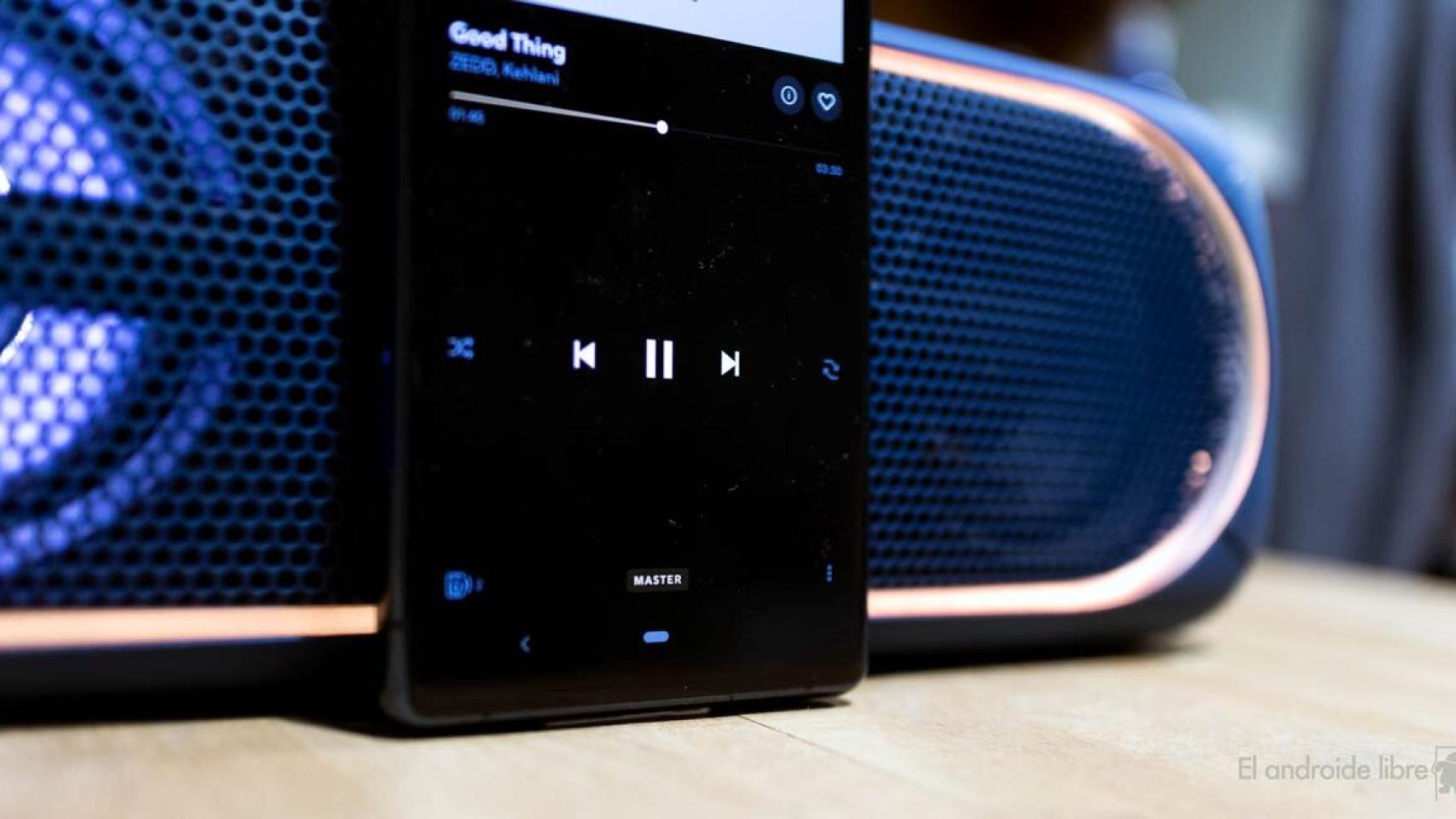 Imagen de un altavoz reproduciendo música desde un teléfono móvil.