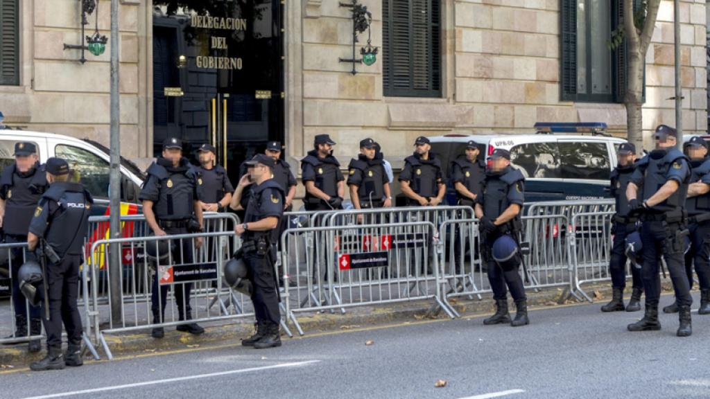 Agentes de la Policía Nacional en la Delegación del Gobierno de Barcelona.