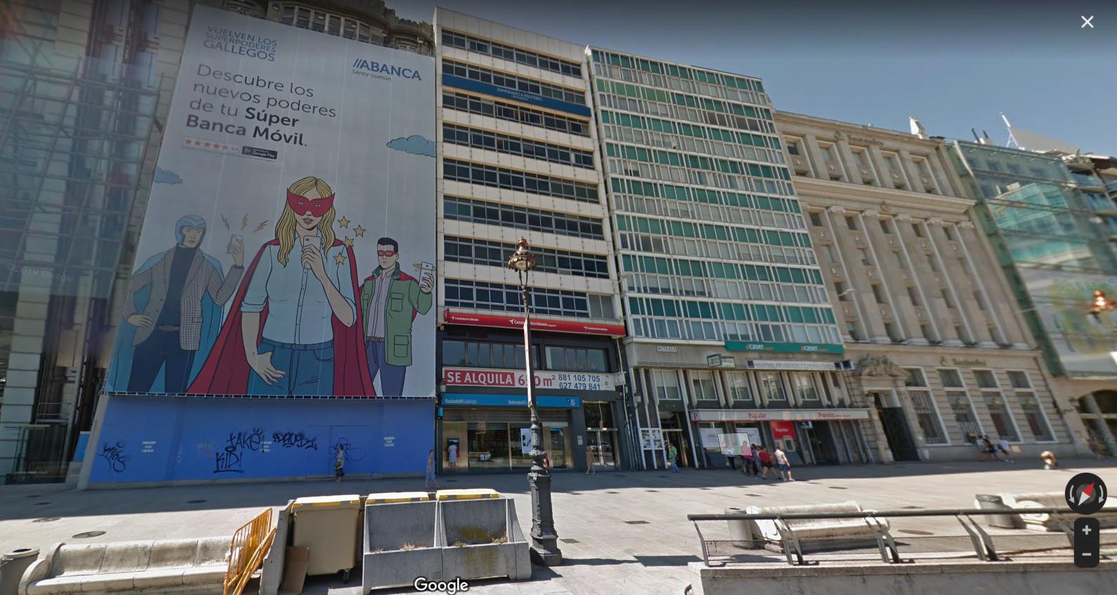 El edificio del cine Avenida, tapado por publicidad de Abanca, a solo unos metros del otro inmueble