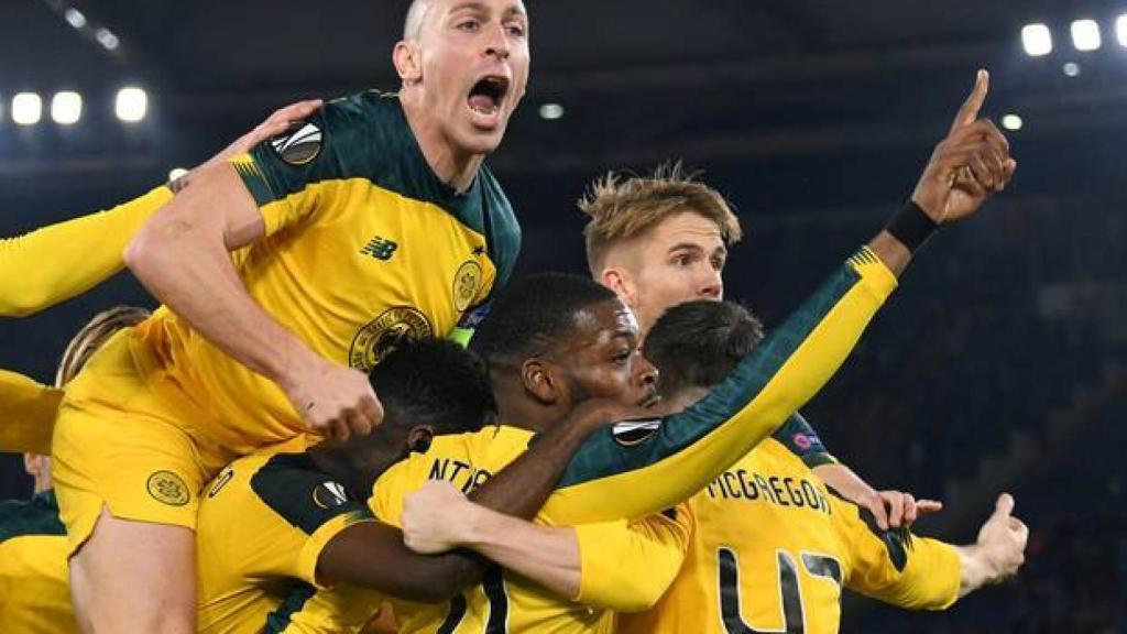 Ntcham celebrando su gol con el Celtic.