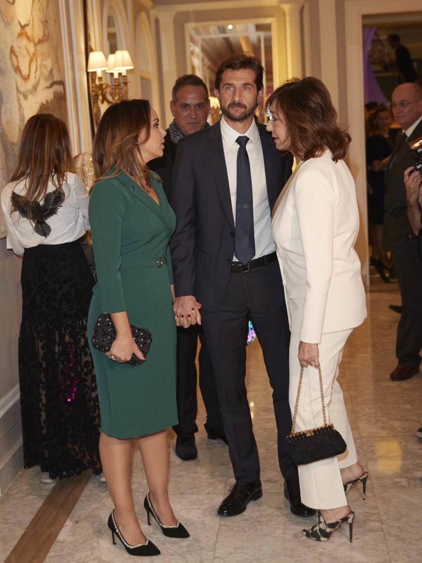 Ana Rosa Quintana hablando con Chenoa y Miguel Sánchez Encinas.