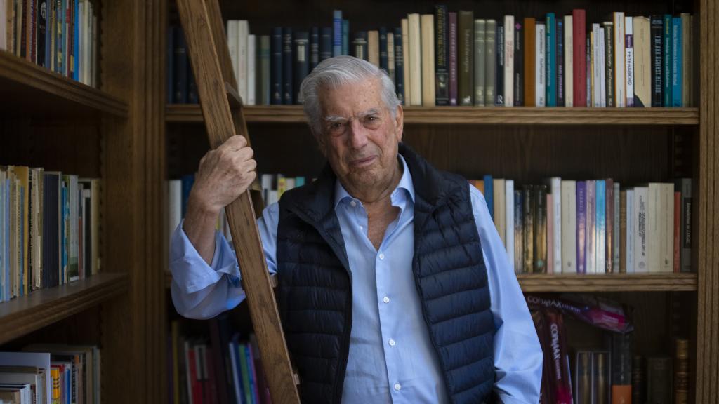 Vargas Llosa, en su despacho-biblioteca.