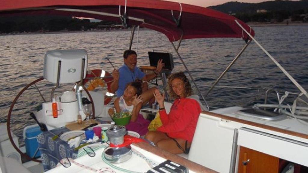 Los Quer en su velero, pasando uno de los veranos de la infancia de las niñas