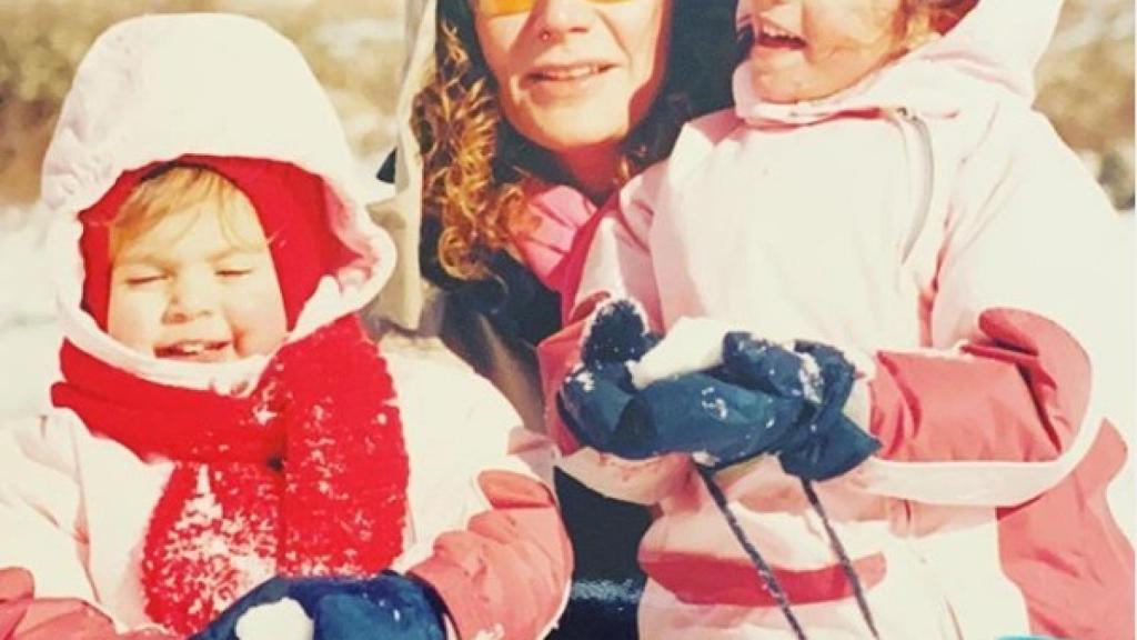 La madre y las dos hijas, de vacaciones en la nieve.