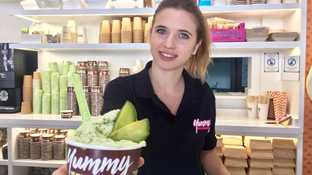Natalia, con su helado de aguacate, posa para EL ESPAÑOL.