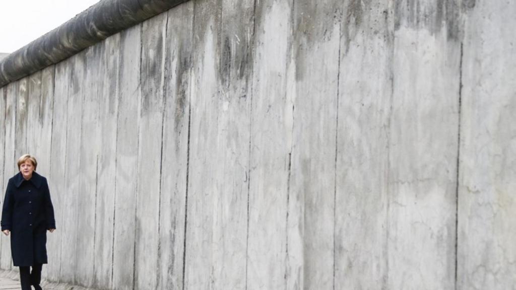 Merkel en el muro de Berlín en una imagen de archivo