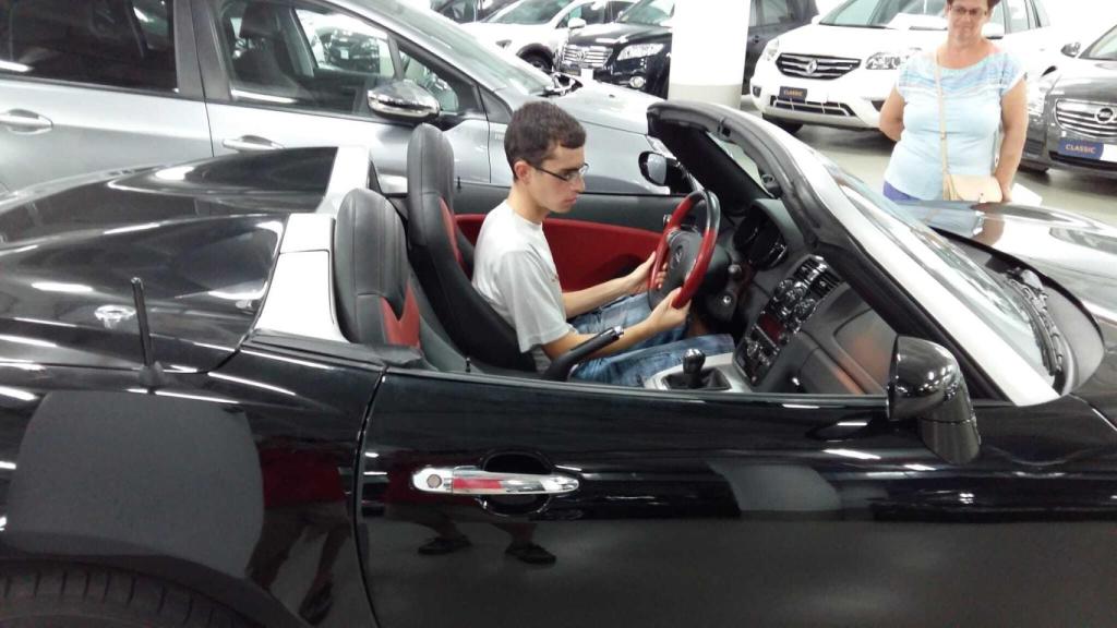 El joven, montando un moderno vehículo, una de sus pasiones.