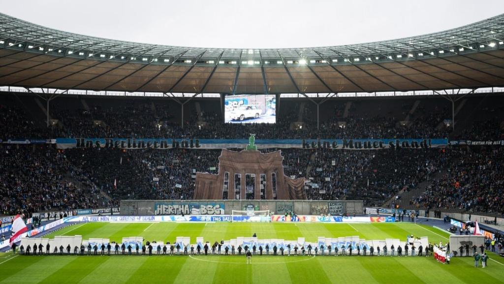 El acto del Hertha Berlin en el 30 aniversario de la caída del Muro