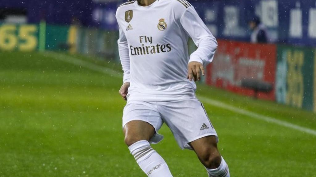 Eden Hazard busca un compañero al que centrar el balón