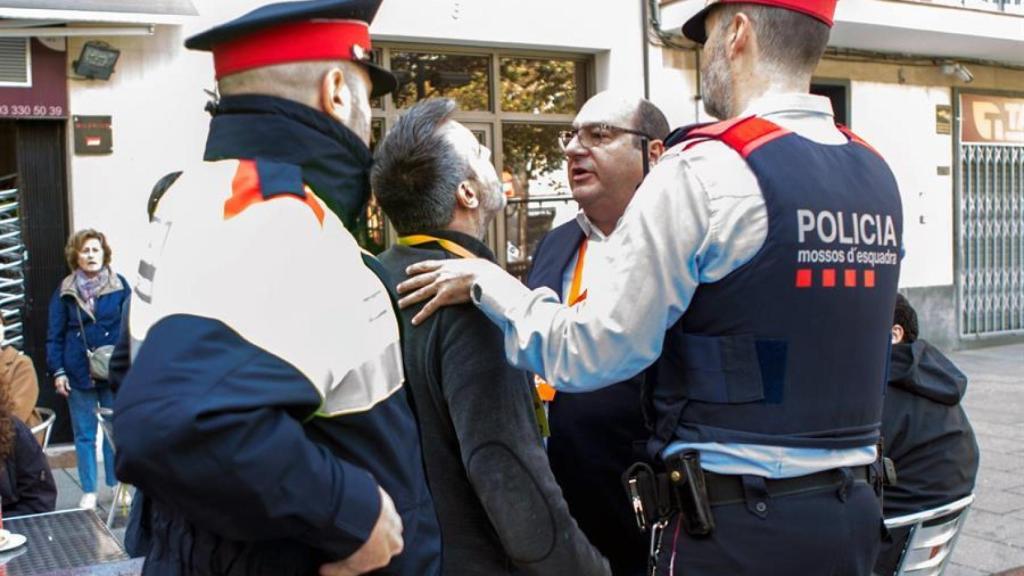 Los apoderados de JxCat y Cs discuten a las puertas del colegio electoral